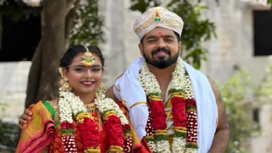 ದಾಂಪತ್ಯ ಜೀವನಕ್ಕೆ ಕಾಲಿಟ್ಟ ಕೆಜಿಎಫ್, ಕಾಂತಾರ ಸಿಂಗರ್ ಅನನ್ಯ ಭಟ್! ಸುಮಧುರ ಕಂಠಸಿರಿ ಗಾಯಕಿ‌ಯನ್ನ ವರಿಸಿದ ಹುಡ್ಗ ಇವರೇ.. 