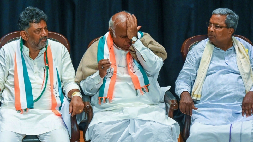 ಟಗರು - ಬಂಡೆ ಕುರ್ಚಿ ಕಾಳಗಕ್ಕೆ ಖರ್ಗೆ ಎಂಟ್ರಿ : ಸಿದ್ದು - ಡಿಕೆ ನಡುವೆ ಸಂಧಾನವೋ.. ಸಮರವೋ? ಟಗರು - ಬಂಡೆ ಕುರ್ಚಿ ಕಾಳಗಕ್ಕೆ ಖರ್ಗೆ ಎಂಟ್ರಿ : ಸಿದ್ದು - ಡಿಕೆ ನಡುವೆ ಸಂಧಾನವೋ.. ಸಮರವೋ?