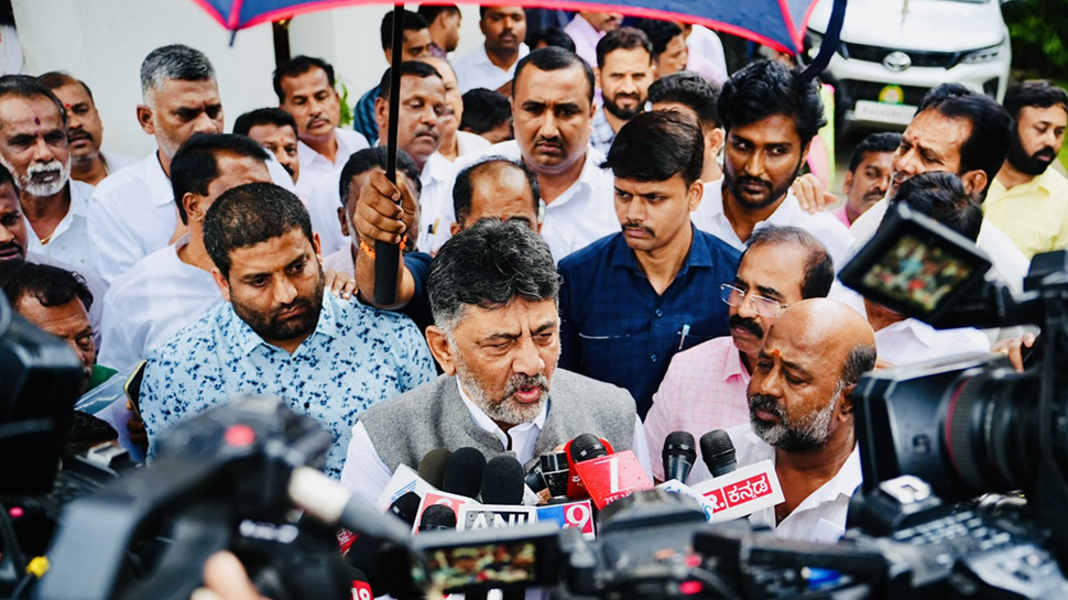 ಸಿಎಂ ಪಟ್ಟಕ್ಕಾಗಿ ಮತ್ತೊಮ್ಮೆ ದೆಹಲಿಯಾತ್ರೆ: ವರಿಷ್ಠರ ಮೇಲೆ ಒತ್ತಡ ತರಲು ಡಿಕೆ ಆಪ್ತರ ಪ್ರಯತ್ನ..! ಸಿಎಂ ಪಟ್ಟಕ್ಕಾಗಿ ಮತ್ತೊಮ್ಮೆ ದೆಹಲಿಯಾತ್ರೆ: ವರಿಷ್ಠರ ಮೇಲೆ ಒತ್ತಡ ತರಲು ಡಿಕೆ ಆಪ್ತರ ಪ್ರಯತ್ನ..!