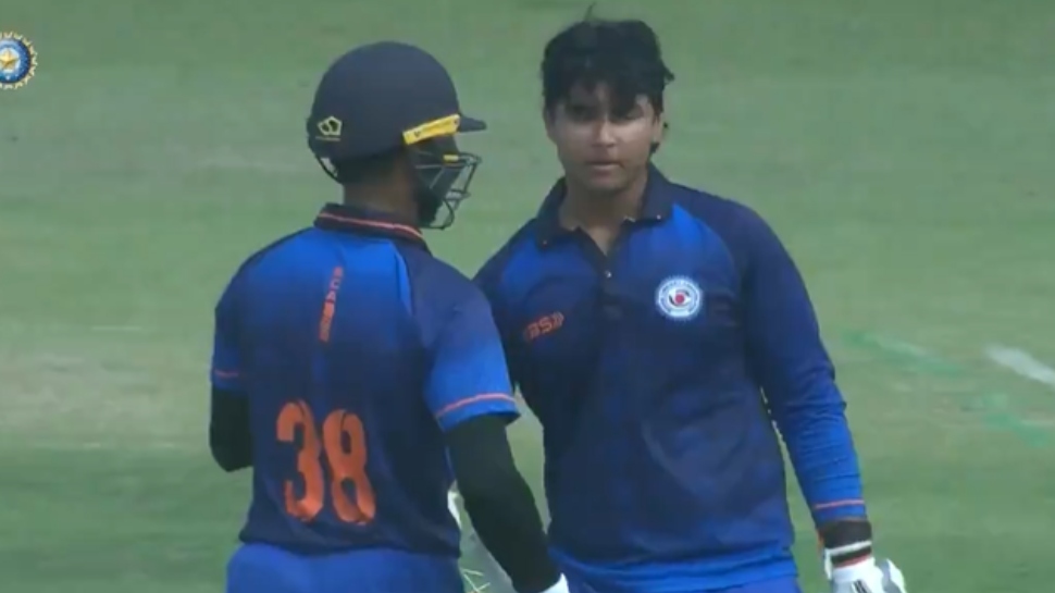 T20ಯಲ್ಲಿ ಮತ್ತೆ ಸಿಡಿದ 14ರ ವೈಭವ್ ಸೂರ್ಯವಂಶಿ.. 7 ಬೌಂಡ್ರಿ, 7 ಸಿಕ್ಸರ್, ಸೆಂಚುರಿ ಬಾರಿಸಿ ಐತಿಹಾಸಿಕ ದಾಖಲೆ T20ಯಲ್ಲಿ ಮತ್ತೆ ಸಿಡಿದ 14ರ ವೈಭವ್ ಸೂರ್ಯವಂಶಿ.. 7 ಬೌಂಡ್ರಿ, 7 ಸಿಕ್ಸರ್, ಸೆಂಚುರಿ ಬಾರಿಸಿ ಐತಿಹಾಸಿಕ ದಾಖಲೆ