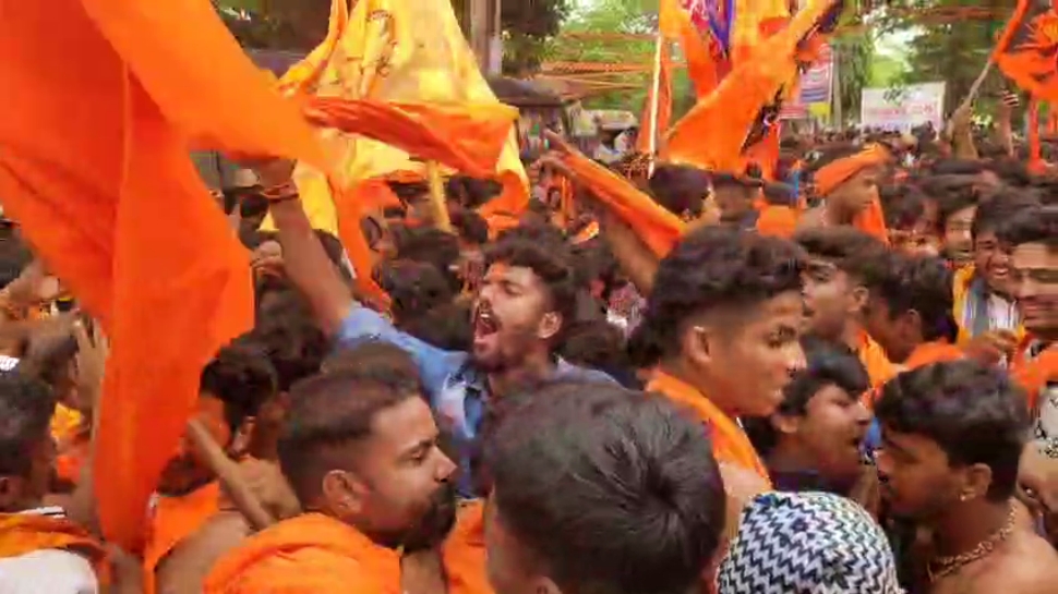 ಮಸೀದಿಗೆ ನುಗ್ಗಲು ಮುಂದಾದ ಹನುಮ ಭಕ್ತರು : ಪೊಲೀಸರು - ಭಕ್ತರ ನಡುವೆ ಮಾತಿನ ಚಕಮಕಿ, ತಳ್ಳಾಟ ನೂಕಾಟ ಮಸೀದಿಗೆ ನುಗ್ಗಲು ಮುಂದಾದ ಹನುಮ ಭಕ್ತರು : ಪೊಲೀಸರು - ಭಕ್ತರ ನಡುವೆ ಮಾತಿನ ಚಕಮಕಿ, ತಳ್ಳಾಟ ನೂಕಾಟ