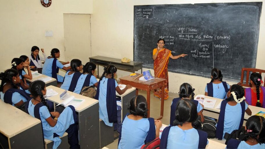 ಸರ್ಕಾರಿ ಶಿಕ್ಷಕರ ವೇತನದಲ್ಲಿ ಭಾರೀ ಹೆಚ್ಚಳ : ಸರ್ಕಾರದಿಂದ ಹೊರಬಿತ್ತು ಮಹತ್ವದ ಮಾಹಿತಿ