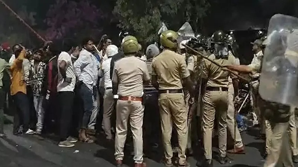 ಬಳ್ಳಾರಿ ಬ್ಯಾನರ್ ಗಲಾಟೆಗೆ ಬಿಗ್ ಟ್ವಿಸ್ಟ್: ರೆಡ್ಡಿ ನಿವಾಸದ ಬಳಿ ಬುಲೆಟ್ ಪತ್ತೆ; ರಾಜಶೇಖರ್ ಮೃತದೇಹಕ್ಕೆ ಎರಡು ಬಾರಿ ಪೋಸ್ಟ್ ಮಾರ್ಟಂ ಮಾಡಿದ್ದೇಕೆ? ಬಳ್ಳಾರಿ ಬ್ಯಾನರ್ ಗಲಾಟೆಗೆ ಬಿಗ್ ಟ್ವಿಸ್ಟ್: ರೆಡ್ಡಿ ನಿವಾಸದ ಬಳಿ ಬುಲೆಟ್ ಪತ್ತೆ; ರಾಜಶೇಖರ್ ಮೃತದೇಹಕ್ಕೆ ಎರಡು ಬಾರಿ ಪೋಸ್ಟ್ ಮಾರ್ಟಂ ಮಾಡಿದ್ದೇಕೆ?