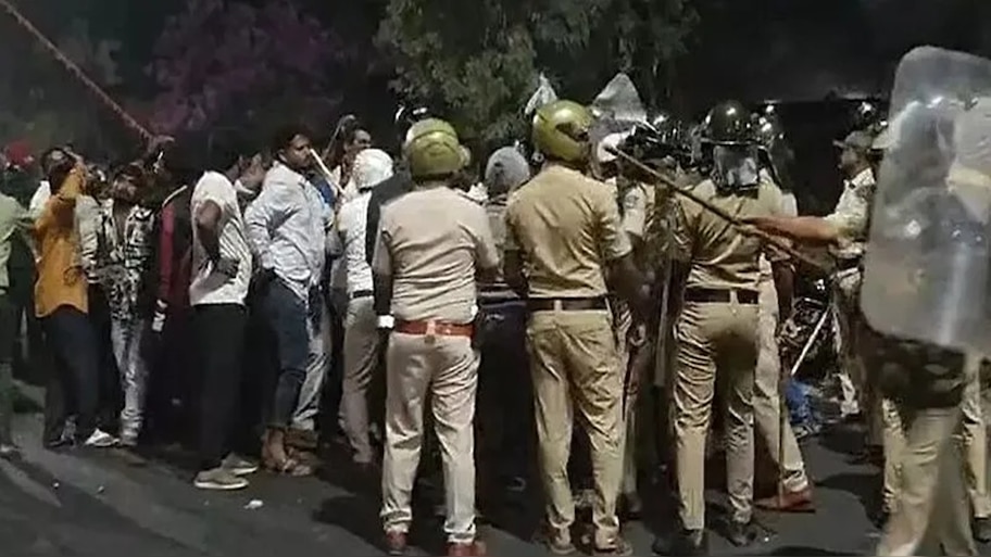 ಬಳ್ಳಾರಿ ಬ್ಯಾನರ್ ಗಲಾಟೆಗೆ ಬಿಗ್ ಟ್ವಿಸ್ಟ್: ರೆಡ್ಡಿ ನಿವಾಸದ ಬಳಿ ಬುಲೆಟ್ ಪತ್ತೆ; ರಾಜಶೇಖರ್ ಮೃತದೇಹಕ್ಕೆ ಎರಡು ಬಾರಿ ಪೋಸ್ಟ್ ಮಾರ್ಟಂ ಮಾಡಿದ್ದೇಕೆ?
