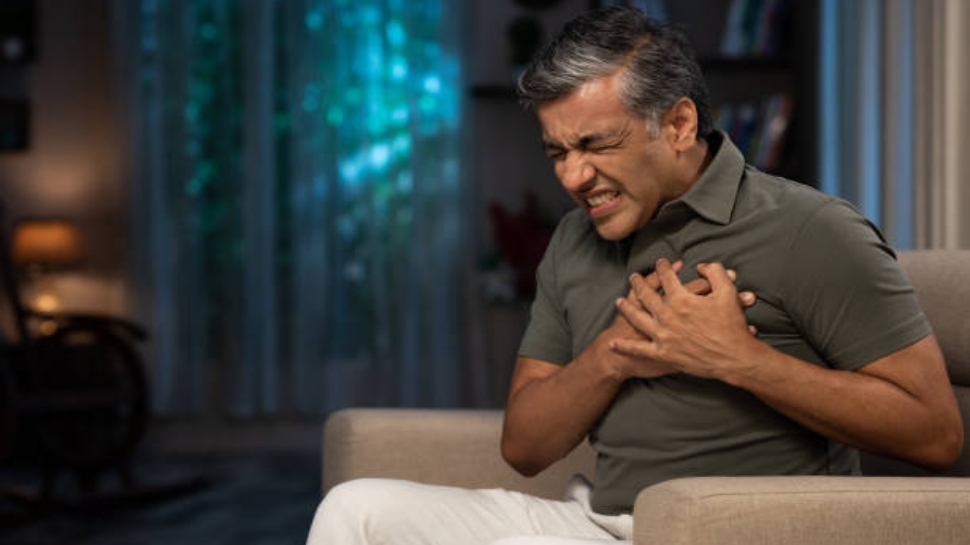 ಒಬ್ಬಂಟಿಯಾಗಿದ್ದಾಗ ಹೃದಯಾಘಾತವಾದರೆ ಏನು ಮಾಡಬೇಕೆಂದು..? ತಪ್ಪದೇ ಈ ಮಾಹಿತಿ ತಿಳಿಯಿರಿ ಒಬ್ಬಂಟಿಯಾಗಿದ್ದಾಗ ಹೃದಯಾಘಾತವಾದರೆ ಏನು ಮಾಡಬೇಕೆಂದು..? ತಪ್ಪದೇ ಈ ಮಾಹಿತಿ ತಿಳಿಯಿರಿ