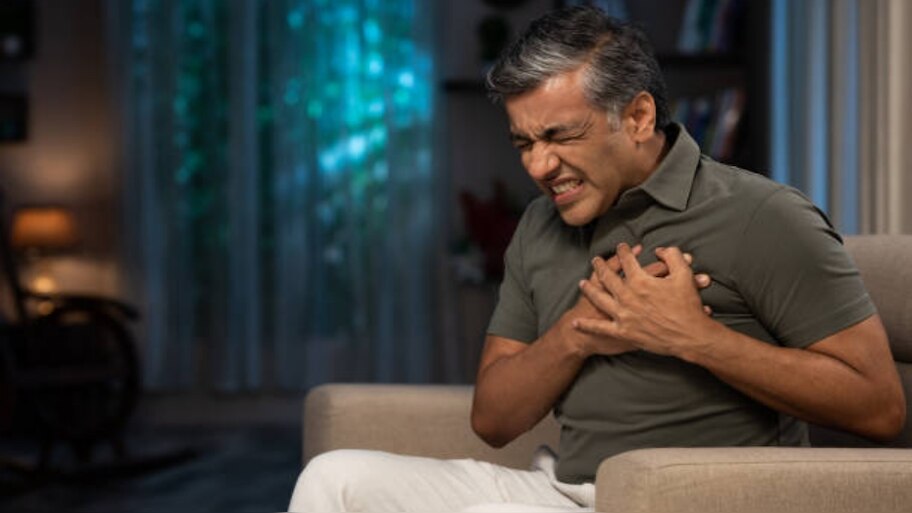 ಒಬ್ಬಂಟಿಯಾಗಿದ್ದಾಗ ಹೃದಯಾಘಾತವಾದರೆ ಏನು ಮಾಡಬೇಕೆಂದು..? ತಪ್ಪದೇ ಈ ಮಾಹಿತಿ ತಿಳಿಯಿರಿ