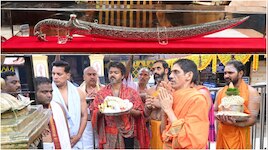 ಮೂಕಾಂಬಿಕೆಗೆ 1.6 ಕೆಜಿ ಬೆಳ್ಳಿ ಖಡ್ಗ ಸಮರ್ಪಣೆ! ಸಿಎಂ ವಿಜಯ್‌ 'ಸಂಖ್ಯೆ 7'ರ ಲೆಕ್ಕಾಚಾರವೇನು?