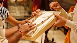 ಪಾತಾಳಕ್ಕೆ ಕುಸಿದ ಚಿನ್ನ : ₹16,000 ಇಳಿಕೆ ಕಂಡ ಬಂಗಾರದ ದರ... ಇಂದು ಪ್ರತಿ 10 ಗ್ರಾಂ ಚಿನ್ನದ ಬೆಲೆ ಎಷ್ಟಿದೆ ತಿಳಿಯಿರಿ 