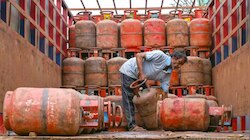 LPG Prices: ವಾಣಿಜ್ಯ ಸಿಲಿಂಡರ್ ದರ ಭಾರೀ ಇಳಿಕೆ: ಗ್ರಾಹಕರಿಗೆ ನಿರಾಳ, ಗೃಹಬಳಕೆ ಗ್ಯಾಸ್ ಸ್ಥಿತಿ ಹೇಗಿದೆ?