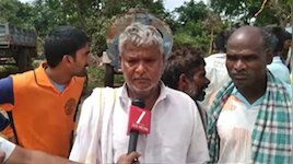 ಸ್ಮಶಾನವಿಲ್ಲದ ಊರಲ್ಲಿ ಹಠಕ್ಕೆ ಬಿದ್ದ ಜನರು; ರಸ್ತೆಯಲ್ಲೇ ಹೆಣ ಇಟ್ಟು ಚಿತೆ ಜೋಡಿಸಿ ಅಂತಿಮ ಸಂಸ್ಕಾರಕ್ಕೆ ಗ್ರಾಮಸ್ಥರ ಸಿದ್ಧತೆ!