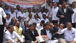 ರಾಜಧಾನಿಯಲ್ಲಿ 'ನೀಟ್' ಕಿಚ್ಚು: ಹಾದಿಬೀದಿಯಲ್ಲಿ ಕಾಂಗ್ರೆಸ್-ಬಿಜೆಪಿ ಕಾರ್ಯಕರ್ತರ ಭಾರಿ ಜಟಾಪಟಿ!