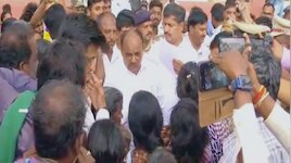 ಅಕ್ರಮ ಮದ್ಯ ನಿಲ್ಲಿಸಿ, ನಮ್ಮ ಗಂಡಂದಿರನ್ನ ಉಳಿಸಿ! ಬರ ಅಧ್ಯಯನಕ್ಕೆ ಬಂದ ಸಚಿವರ ಮುಂದೆ ಮಹಿಳೆಯರ ಅಳಲು