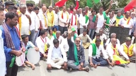 ಮಂಡ್ಯದಲ್ಲಿ ಮತ್ತೆ ಭುಗಿಲೆದ್ದ ಕಾವೇರಿ ಕಿಚ್ಚು: ಹೆದ್ದಾರಿ ತಡೆದು ರೈತರ ಆಕ್ರೋಶ, ನೀರು ಬಿಡದಂತೆ ಸರ್ಕಾರಕ್ಕೆ ಎಚ್ಚರಿಕೆ