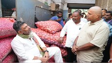 ಎಪಿಎಂಸಿಗೆ ಸಿಎಂ ಸರ್ಪ್ರೈಸ್ ವಿಸಿಟ್: ಸರ್ಕಾರಿ ಯೋಜನೆಗಳ ಅನುಷ್ಠಾನ ಖುದ್ದು ಪರಿಶೀಲನೆ!