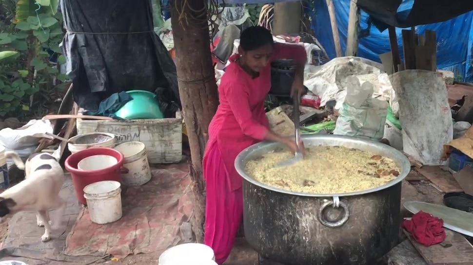Mangaluru woman feeds 800 stray dogs daily