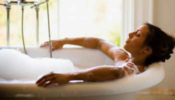 Bathing Tips For Freshness: ಸ್ನಾನ ಮಾಡುವಾಗ ಈ 5 ವಸ್ತುಗಳನ್ನು ನೀರಿನಲ್ಲಿ ಮಿಶ್ರಣ ಮಾಡಿದರೆ ದಿನವಿಡೀ ಫ್ರೆಶ್ ಫೀಲ್ ಸಿಗುತ್ತದೆ