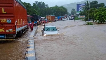 ಮುಂಬೈನಲ್ಲಿ ಮುಂದುವರೆದ ಮಳೆ ಅಬ್ಬರ; ರೈಲು ಸಂಚಾರ ನಿಷೇಧ