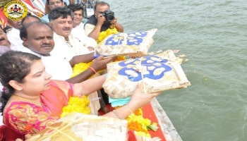 ಮೈದುಂಬಿ ಹರಿಯುತ್ತಿರುವ ಕಾವೇರಿ ನದಿಗೆ ಸಿಎಂ ಬಾಗಿನ ಅರ್ಪಣೆ