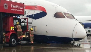 Heathrow Airportನಲ್ಲಿ ಇದ್ದಕ್ಕಿದಂತೆ ಮುರಿದೇ ಬಿತ್ತು ವಿಮಾನ, ಮುಂದೆ..?