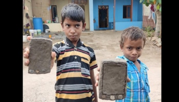 Viral Photo: ಮಣ್ಣಿನಲ್ಲೇ ಸಿದ್ದಪಡಿಸಿದ ಮಕ್ಕಳ 5G ಸ್ಮಾರ್ಟ್ ಫೋನ್...!  