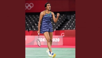 Tokyo Olympics 2020: ಅಬ್ಬರದಿಂದ ಸೆಮಿಫೈನಲ್ ಪ್ರವೇಶಿಸಿದ PV Sindhu, ಪದಕದಿಂದ ಒಂದೇ ಗೆಲುವು ದೂರ