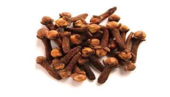 Clove Remedies: ಆರ್ಥಿಕ ಬಿಕ್ಕಟ್ಟನ್ನು ದೂರ ಮಾಡಿ ಯಶಸ್ಸನ್ನು ಪಡೆಯಲು ಇಲ್ಲಿದೆ ಲವಂಗದ ಟ್ರಿಕ್