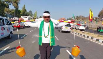 Congress leader Syed Ahmed Hussen protesting in innovative style in Mekedatu padayatre