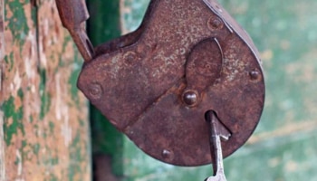 Friday Remedy: ಶುಕ್ರವಾರದ ಈ ಬೀಗ ಜಡಿಯುವ ಉಪಾಯ ನಿಮ್ಮ ಭಾಗ್ಯದ ಬಾಗಿಲು ತೆರೆಯುತ್ತದೆ