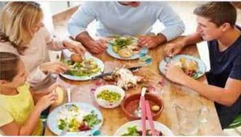 Vastu Tips: ಊಟ ಮಾಡುವಾಗ ನೀವೂ ಈ ತಪ್ಪನ್ನು ಮಾಡುತ್ತಿದ್ದೀರಾ?  ಇರಲಿ ಎಚ್ಚರ 