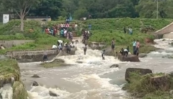 ಕೋಡಿಬಿದ್ದ ಕೆರೆಯಲ್ಲಿ ಮೀನಿಗೆ ಮುಗಿಬಿದ್ದ ಜನ...!