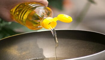 Cooking oil price : ಸಾಮಾನ್ಯ ಜನರಿಗೆ ಸಿಹಿ ಸುದ್ದಿ : ಅಡುಗೆ ಎಣ್ಣೆ ಬೆಲೆಯಲ್ಲಿ ₹12 ಇಳಿಕೆ!