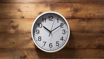 Wall Clock Tips : ಮನೆಯಲ್ಲಿ ಯಾವ ದಿಕ್ಕಿನಲ್ಲಿ ಗಡಿಯಾರ ಹಾಕಬೇಕು? ಇಲ್ಲಿದೆ ನೋಡಿ