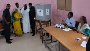 Deve Gowda Voted: ಹೆಲಿಕಾಪ್ಟರ್‌ ಮೂಲಕ ಬಂದಿಳಿದು ಮತದಾನ ಮಾಡಿದ ಮಾಜಿ ಪ್ರಧಾನಿ ಹೆಚ್​ಡಿ ದೇವೇಗೌಡರು