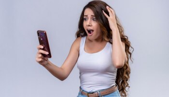 ನಿಮ್ಮ ಫೋನ್ ಎಲ್ಲಾ ಮಾತುಗಳನ್ನು ಆಲಿಸುತ್ತದೆ, ಸಂಗ್ರಹಿಸುತ್ತದೆ ಮತ್ತು ಇವರಿಗೆ ಕೊಡುತ್ತದೆ ಎಚ್ಚರ!