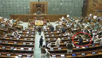 Parliament Attack Photos: ಶೂಗಳಲ್ಲಿ ಸ್ಮೋಕ್ ಕ್ರ್ಯಾಕರ್, ಕೈಯಲ್ಲಿ ಗ್ಯಾಸ್ ಸ್ಪ್ರೇ.. ಲೋಕಸಭೆಯ ದಾಳಿಯ ಚಿತ್ರಣ ಇಲ್ಲಿದೆ!