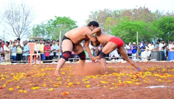 ನೋಡುಗರ ರೋಮಾಂಚನ ಹೆಚ್ಚಿಸಿದ ಜಟ್ಟಿ ಕಾಳಗ: ರಣರಣ ಬಿಸಿಲಿನಲ್ಲೂ ಕಡಿಮೆಯಾಗದ ಸಾರ್ವಜನಿಕರ ಉತ್ಸಾಹ