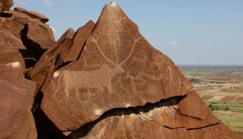 Sanganakallu Hill: ಸಂಗನಕಲ್ಲು ಗುಡ್ಡದಲ್ಲಿನ ರೇಖಾಚಿತ್ರಗಳ ಬಂಡೆ ಕತ್ತರಿಸಿ ಕಳುವು: ಎಫ್‍ಐಆರ್ ದಾಖಲು