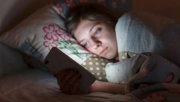 ಕಣ್ಣು ಮತ್ತು ಮೊಬೈಲ್‌ ಸ್ಕ್ರೀನ್‌ ನಡುವೆ ಎಷ್ಟು ದೂರ ಅಂತರವಿರಬೇಕು? ಕಣ್ಣಿಗೆ ಸಮೀಪದಲ್ಲಿಟ್ಟು ಮೊಬೈಲ್‌ ನೋಡಿದ್ರೆ ಏನಾಗುತ್ತೆ?