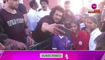 Uppi taking selfies with fans