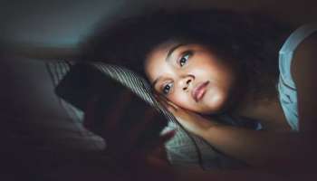 ರಾತ್ರಿ ಮಲಗುವಾಗ ಮೊಬೈಲ್ ನೋಡಿಕೊಂಡೇ ನಿದ್ದೆಗೆ ಜಾರುವ ಅಭ್ಯಾಸವಿದೆಯಾ ? ಈ 5 ಸಮಸ್ಯೆ ನಿಮ್ಮನ್ನು ಕಾಡುವುದು ಸುಳ್ಳಲ್ಲ 