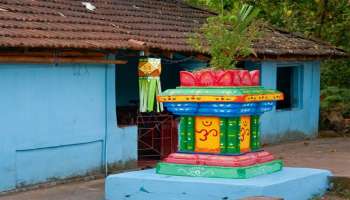 ತುಳಸಿ ಎಲೆ, ಕಡ್ಡಿ ಅಲ್ಲ ಈ ಭಾಗವನ್ನು ಮನೆ ಮುಖ್ಯ ದ್ವಾರಕ್ಕೆ ಕಟ್ಟಿ!ಮನೆ ಹೊಸಲು ದಾಟಿ ಹೋಗುವುದಿಲ್ಲ ಮಹಾಲಕ್ಷ್ಮೀ !ಉಕ್ಕಿ ಬರುತ್ತಲೇ ಇರುವುದು ಧನ ಸಂಪತ್ತು 