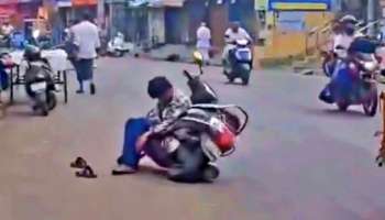 ಯಾರೂ.. ಏನು ಮಾಡುವರು... ಅಂತ ನಡುರಸ್ತೆಯಲ್ಲಿ ಮಲಗಿದ ಮದ್ಯ ಪ್ರಿಯ..! ಬಿದ್ದು ಬಿದ್ದು ನಗ್ತಿರಾ ವಿಡಿಯೋ ನೋಡಿದ್ರೆ..