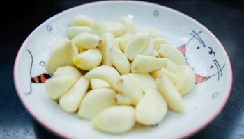 ಪ್ರತಿದಿನ 2 ಎಸಳು ಹಸಿ ಬೆಳ್ಳುಳ್ಳಿ ತಿಂದ್ರೆ ನಿಮ್ಮ ದೇಹದಲ್ಲಿ ಆಗುವ ಸೂಪರ್ ಬದಲಾವಣೆ ಇದು..!