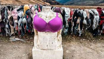 ಮಹಿಳೆಯರು ತಮ್ಮ ಬ್ರಾ ತೆಗೆದು ಬೇಲಿಯ ಮೇಲೆ ಹಾಕಿ ಮುತ್ತು ಕೊಡಬೇಕು! ಇದು ಈ ಗ್ರಾಮದ ವಿಚಿತ್ರ ಪದ್ಧತಿ.. 