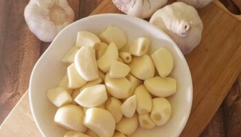 ಬೆಳ್ಳುಳ್ಳಿ ಸಿಪ್ಪೆ ತೆಗೆಯುವುದು ತುಂಬಾ ಸುಲಭ.. ಈ ಟ್ರಿಕ್ ಬಳಸಿ 2 ನಿಮಿಷಗಳಲ್ಲಿ 2 ಕೆಜಿ ಸಿಪ್ಪೆ ತೆಗೆಯಿರಿ!