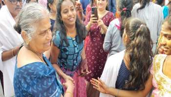 Sudhamurthy Photos: ಮಕ್ಕಳ ಜೊತೆ ಮಗುವಾದ ಸುಧಾಮೂರ್ತಿ  