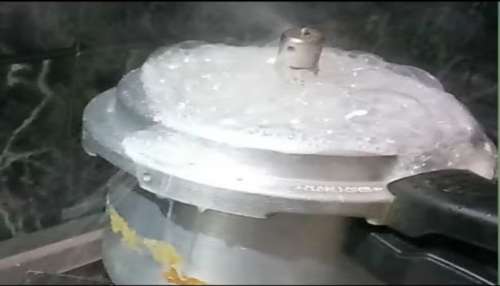 ಕುಕ್ಕರ್ ಗ್ಯಾಸ್ಕೆಟ್ ಲೂಸ್ ಆಗಿ ನೀರೆಲ್ಲಾ ಚೆಲ್ಲುತ್ತಿದ್ದರೆ ಈ ಟ್ರಿಕ್ ಬಳಸಿ! ಎರಡೇ ನಿಮಿಷದಲ್ಲಿ ರಬ್ಬರ್ ಟೈಟ್ ಆಗಿ ವಿಸಿಲ್ ಬರುವುದು 