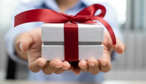 Vastu Tips: ಎಂದಿಗೂ ಈ ವಸ್ತುಗಳನ್ನ ಯಾರಿಗೂ ಗಿಫ್ಟ್‌ ಆಗಿ ನೀಡಬೇಡಿ..ನೆಗೆಟಿವಿಟಿ ಹೆಚ್ಚುತ್ತೆ