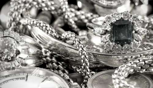 ಏಕಾಏಕಿ ಪಾತಾಳಕ್ಕಿಳಿದ ಬೆಳ್ಳಿ..! ಬೆಲೆ ಏರಿಕೆಗೂ ಮುನ್ನ ಖರೀದಿಸಿದ್ರೆ ಸಿಗಲಿದೆ ಭಾರೀ ಲಾಭ 