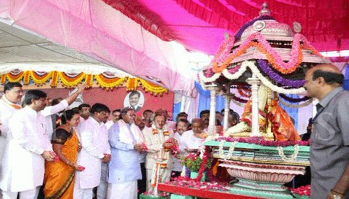 ಕವಿ ನಿಸಾರ್ ಅಹ್ಮದ್ ರಿಂದ ವಿಶ್ವ ವಿಖ್ಯಾತ 'ದಸರಾ ಮಹೋತ್ಸವ'ಕ್ಕೆ ಚಾಲನೆ ಕವಿ ನಿಸಾರ್ ಅಹ್ಮದ್ ರಿಂದ ವಿಶ್ವ ವಿಖ್ಯಾತ 'ದಸರಾ ಮಹೋತ್ಸವ'ಕ್ಕೆ ಚಾಲನೆ